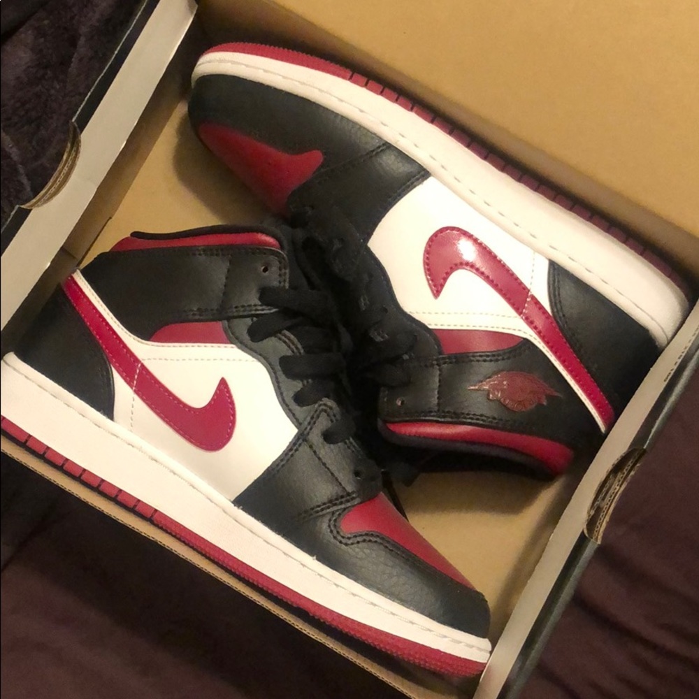 Women’s Size 6- Air Jordan 1 Mid (Noble Red)
